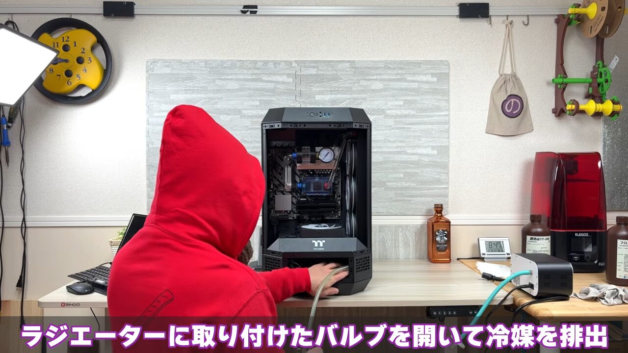 PCケースを回転させて冷媒を排出する作業風景